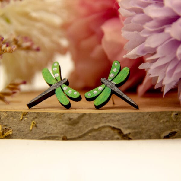 Leseni Woody uhani – SVETLO ZELENI KAČJI PASTIRJI S PIKICAMI 💚✨