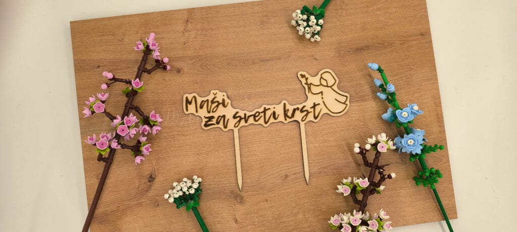 Leseni napis za torto – SVETI KRST + Ime (Topper)