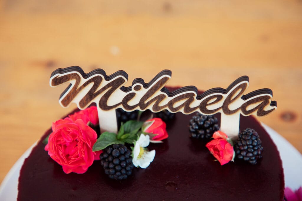 Leseni napis za torto z IMENOM (Topper) – 15 cm